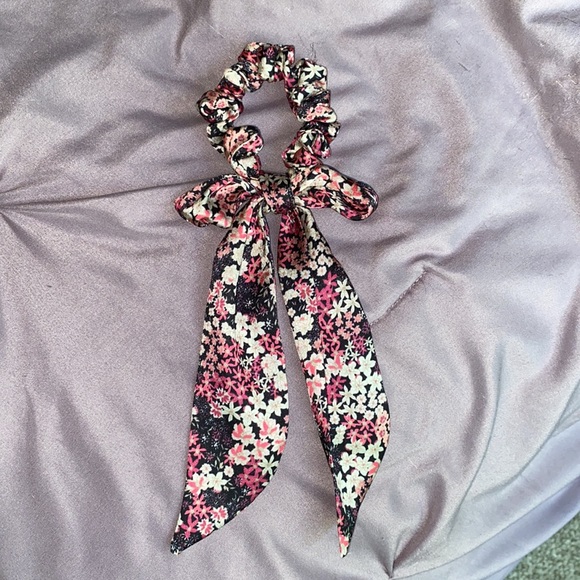 Floral hair tie scrunchie with a bow - Picture 2 of 3